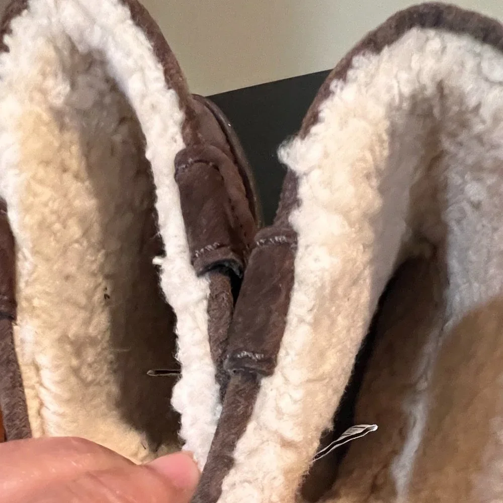 Ugg's kid's brown size 3  EU 33 suede boot GUC